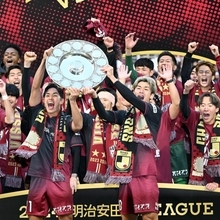 連覇を果たし、シャーレを掲げて歓喜する神戸の大迫（右前）と武藤ら＝８日午後、神戸市兵庫区、ノエビアスタジアム神戸（撮影・大田将之）