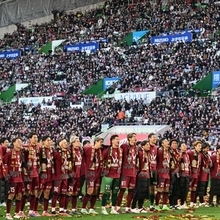 リーグ連覇を果たし、サポーターにあいさつする神戸の選手たち＝８日午後、神戸市兵庫区、ノエビアスタジアム神戸（撮影・大田将之）