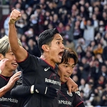 神戸ー湘南　前半、ゴールを決めてスタンドへガッツポーズを見せる神戸の宮代（右）ら＝８日午後、神戸市兵庫区のノエビアスタジアム神戸（撮影・風斗雅博）