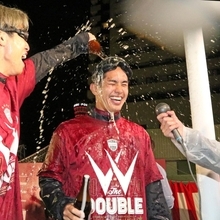 武藤嘉紀選手（右）にビールをかける大迫勇也選手＝８日夜、神戸市中央区（撮影・笠原次郎）