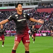 追加点となるゴールを決めた神戸の武藤（手前）のもとに駆け寄るＦＷ陣の選手ら＝８日午後、神戸市兵庫区のノエビアスタジアム神戸（撮影・風斗雅博）