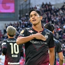 神戸ー湘南　前半、追加点のゴールを決めた後、胸のエンブレムを右手で押さえる神戸の武藤＝８日午後、神戸市兵庫区のノエビアスタジアム神戸（撮影・風斗雅博）