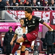 神戸ー湘南　後半、強烈なシュートをゴールネットに突き刺した神戸の扇原＝８日午後、神戸市兵庫区のノエビアスタジアム神戸（撮影・風斗雅博）