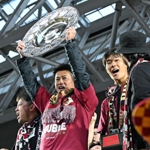 優勝のシャーレをサポーター席で掲げ、「神戸讃歌」を歌う神戸の吉田孝行監督（左）と山川（右）＝８日午後、神戸市兵庫区のノエビアスタジアム神戸（撮影・風斗雅博）