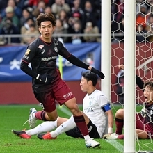 神戸ー湘南　前半、こぼれ球を押し込み先制点を奪う神戸の宮代＝８日午後、神戸市兵庫区のノエビアスタジアム神戸（撮影・風斗雅博）