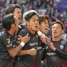 神戸ー湘南　前半２６分、先制点を決めた神戸の宮代（右から２人目）を武藤（同３人目）ら仲間が祝福する＝ノエビアスタジアム神戸（撮影・笠原次郎）