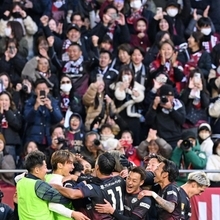 神戸ー湘南　後半、扇原のゴールを祝福する神戸のチームメイトたち＝８日午後、神戸市兵庫区のノエビアスタジアム神戸（撮影・風斗雅博）