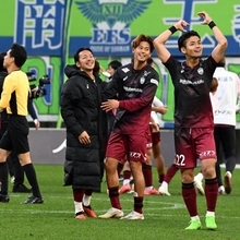 試合が終了し、笑顔を見せる佐々木（右）ら神戸の選手たち＝８日午後、神戸市兵庫区のノエビアスタジアム神戸（撮影・風斗雅博）