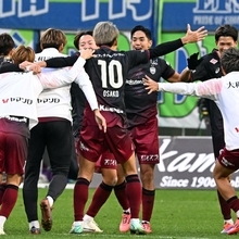 試合が終了し、笑顔で抱き合う神戸の選手たち＝８日午後、神戸市兵庫区のノエビアスタジアム神戸（撮影・風斗雅博）