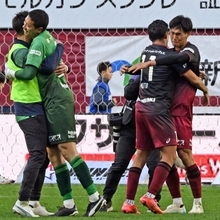 優勝を抱き合って喜ぶヴィッセル神戸アカデミー出身の山川（右端）と前川（左から２人目）＝８日午後、神戸市兵庫区のノエビアスタジアム神戸（撮影・風斗雅博）