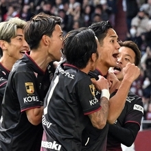 神戸ー湘南　前半、神戸の宮代のゴールを受けてスタンドへガッツポーズを見せる神戸の武藤（右から２人目）ら＝８日午後、神戸市兵庫区のノエビアスタジアム神戸（撮影・風斗雅博）