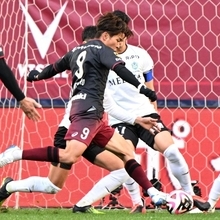 神戸ー湘南　前半、シュートを放つ神戸の宮代（９）＝ノエビアスタジアム神戸（撮影・大田将之）