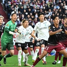 神戸ー湘南　ＧＫ前川（左から２人目）やトゥーレル（右）らの堅守も光った＝８日午後、神戸市兵庫区御崎町１、ノエビアスタジアム神戸（撮影・大田将之）