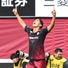 神戸ー湘南　前半、ゴールを決めて天を仰ぐ神戸の武藤＝ノエビアスタジアム神戸（撮影・大田将之）