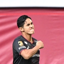 神戸ー湘南　前半、ゴールを決めてガッツポーズの神戸の武藤＝ノエビアスタジアム神戸（撮影・大田将之）