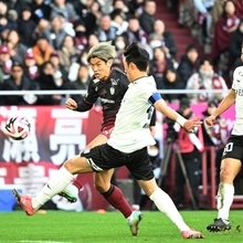 神戸ー湘南　後半、シュートを打つ神戸の大迫＝８日午後、神戸市兵庫区御崎町１、ノエビアスタジアム神戸（撮影・大田将之）