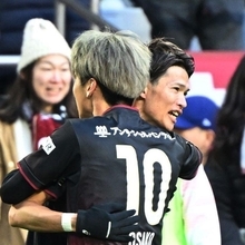 神戸ー湘南　後半、ゴールを決めて大迫と抱き合う神戸の扇原（中央）＝ノエビアスタジアム神戸（撮影・大田将之）