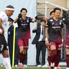 神戸ー湘南　後半２５分、３点目のシュートを決めた扇原（左から２人目）を大迫（１０）が手を広げて祝福＝ノエビアスタジアム神戸（撮影・笠原次郎）