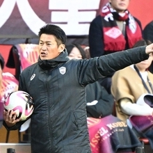 神戸ー湘南　指示を送る神戸の吉田孝行監督＝ノエビアスタジアム神戸（撮影・大田将之）