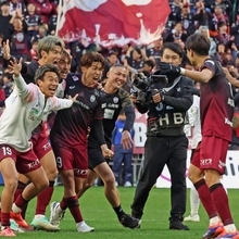 ２連覇を決めて喜ぶ大迫や宮代ら神戸イレブン＝ノエビアスタジアム神戸（撮影・笠原次郎）