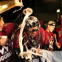 ビールをかけられて肩をすくめる吉田監督（中央）＝８日夜、神戸市中央区（撮影・笠原次郎）