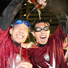 仲間とビールかけを楽しむ神戸の宮代（右）＝８日夜、神戸市中央区（撮影・笠原次郎）