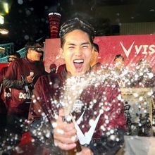 ビールかけを満喫する神戸の武藤＝８日夜、神戸市中央区（撮影・笠原次郎）