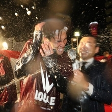 ビールかけを満喫する神戸の山川＝８日夜、神戸市中央区（撮影・笠原次郎）