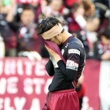 ２連覇を決めた後、ピッチで一人で涙をぬぐう神戸の山口＝ノエビアスタジアム神戸（撮影・笠原次郎）