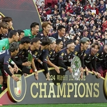 ２連覇を決めて喜ぶヴィッセルイレブン＝ノエビアスタジアム神戸（撮影・笠原次郎）