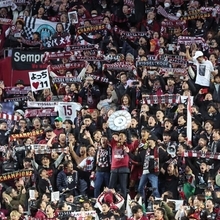 吉田監督がシャーレを掲げ、サポーターと共に神戸讃歌を熱唱した＝ノエビアスタジアム神戸（撮影・笠原次郎）