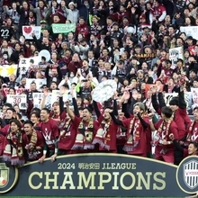 ２連覇を決め、サポーターと選手が記念撮影＝ノエビアスタジアム神戸（撮影・笠原次郎）