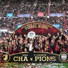 シャーレを掲げ、Ｊ１の優勝を喜ぶ神戸の選手ら＝８日午後、神戸市兵庫区のノエビアスタジアム神戸（撮影・風斗雅博）