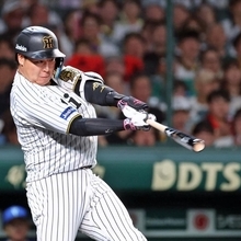 阪神-ＤｅＮＡ　１回裏阪神１死二、三塁、中への犠飛を放つ大山＝西宮市の甲子園球場（撮影・丸山桃奈）