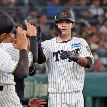 阪神-ＤｅＮＡ　１回裏阪神１死二、三塁、佐藤輝の二塁適時打で先制し、生還した中野＝西宮市の甲子園球場（撮影・丸山桃奈）