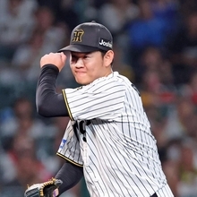 阪神-ＤｅＮＡ　１０回を三振で押さえ、ガッツポーズする及川＝西宮市の甲子園球場（撮影・丸山桃奈）