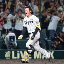 阪神-ＤｅＮＡ　１０回、森下が逆転ホームランを放つ＝西宮市の甲子園球場（撮影・丸山桃奈）