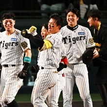 阪神-ＤｅＮＡ　延長１０回にサヨナラ本塁打を放った森下を祝福する阪神の選手たち＝１６日夜、甲子園球場（撮影・風斗雅博）