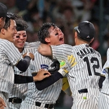 阪神-ＤｅＮＡ　１０回、森下（中央）が逆転ホームランを放ち、歓喜する阪神ナイン＝西宮市の甲子園球場（撮影・丸山桃奈）