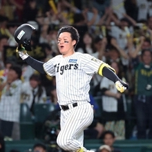 阪神-ＤｅＮＡ　１０回、森下が逆転ホームランを放つ＝西宮市の甲子園球場（撮影・丸山桃奈）