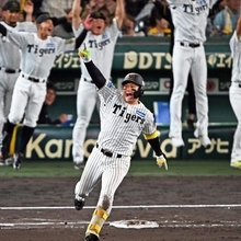 阪神-ＤｅＮＡ　延長１０回阪神無死一塁、森下がサヨナラの本塁打を放つ＝１６日夜、甲子園球場（撮影・風斗雅博）