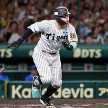 阪神-ＤｅＮＡ　８回１死一、二塁、同点適時打を放つ佐藤輝＝西宮市の甲子園球場（撮影・丸山桃奈）