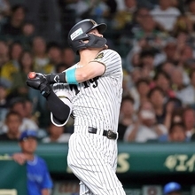 阪神-ＤｅＮＡ　１回裏阪神１死二、三塁、佐藤輝の二塁適時打で先制する＝西宮市の甲子園球場（撮影・丸山桃奈）