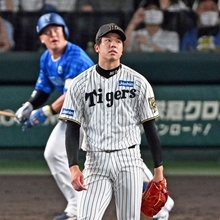阪神-ＤｅＮＡ　４回、ＤｅＮＡの牧に勝ち越しとなる本塁打を浴びる阪神の才木＝１６日夜、甲子園球場（撮影・風斗雅博）