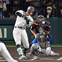 阪神-ＤｅＮＡ　１回阪神１死二、三塁、佐藤輝が左翼線に先制の適時打を放ち１-０とする＝１６日夜、甲子園球場（撮影・風斗雅博）