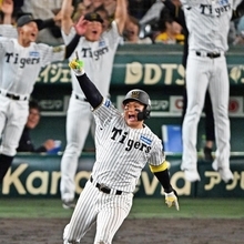 阪神-ＤｅＮＡ　延長１０回阪神無死一塁、森下がサヨナラの本塁打を放つ＝１６日夜、甲子園球場（撮影・風斗雅博）