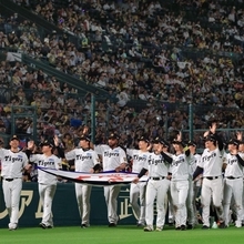 ペナントを手に甲子園球場を一周する阪神ナイン＝６日夜、西宮市甲子園町（撮影・吉田敦史）