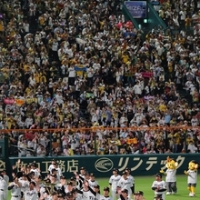 優勝ペナントを持って球場を回る藤川球児監督やナイン＝６日夜、甲子園球場（撮影・笠原次郎）