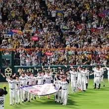 優勝ペナントを持って球場を回る藤川球児監督やナインら＝６日夜、甲子園球場（撮影・笠原次郎）