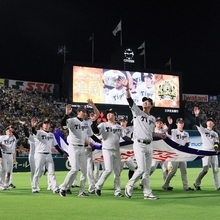 阪神-広島　リーグ優勝のペナントを手にグラウンドを一周する阪神ナイン＝甲子園球場（撮影・鈴木雅之）